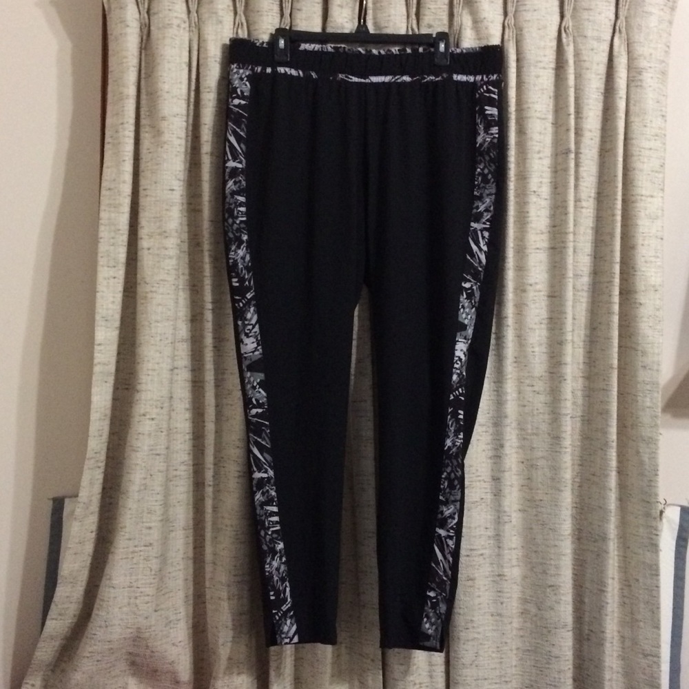 Fabletics Shea Pant in Black/Paradise Print Size XXL